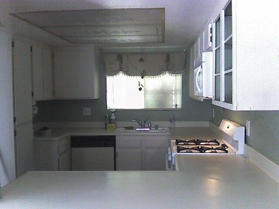 KITCHEN W/ BREAKFAST COUNTER