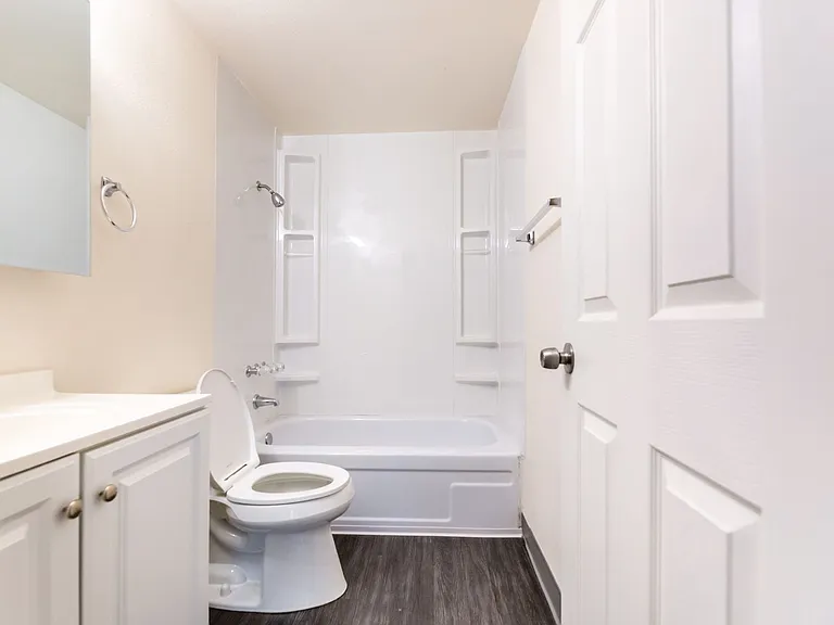 Manchester Square Apartments — Photo 17