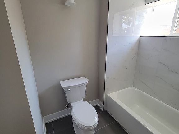 4th image of 942 E 161st Pl