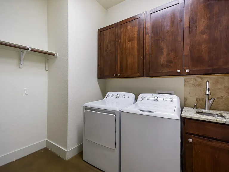 18400 Lakepoint Cv — Photo 16