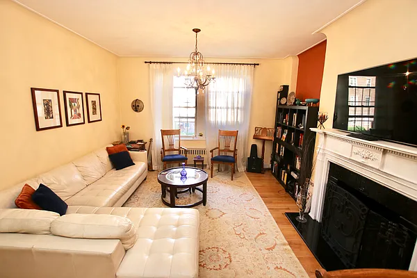 Sold by Remax City Square | media 4