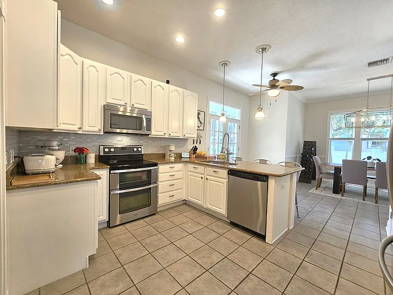 7402 S De Soto St — Photo 14