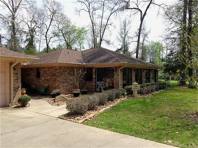 One level comfortable 3/2/2+2 Brick lake home on beautiful lake This site only allows 32 photos and 