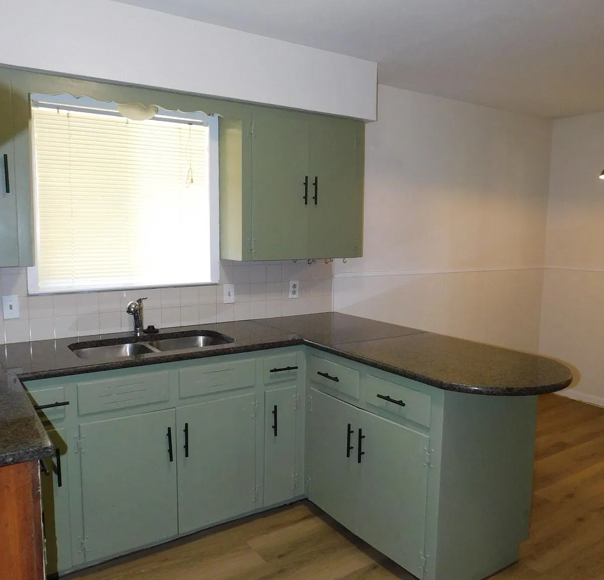 2 bed, 1.0 bath, 998 sqft, $1,750 — Photo 2
