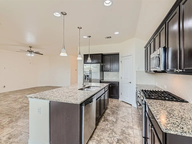 7010 Etna Way — Photo 5