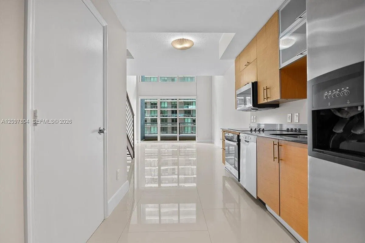 1 bed, 1.5 bath, 877 sqft, $3,200 — Photo 3