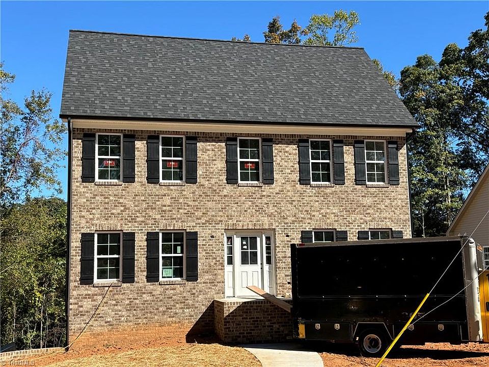 2nd image of 995 Kelwyn Ln