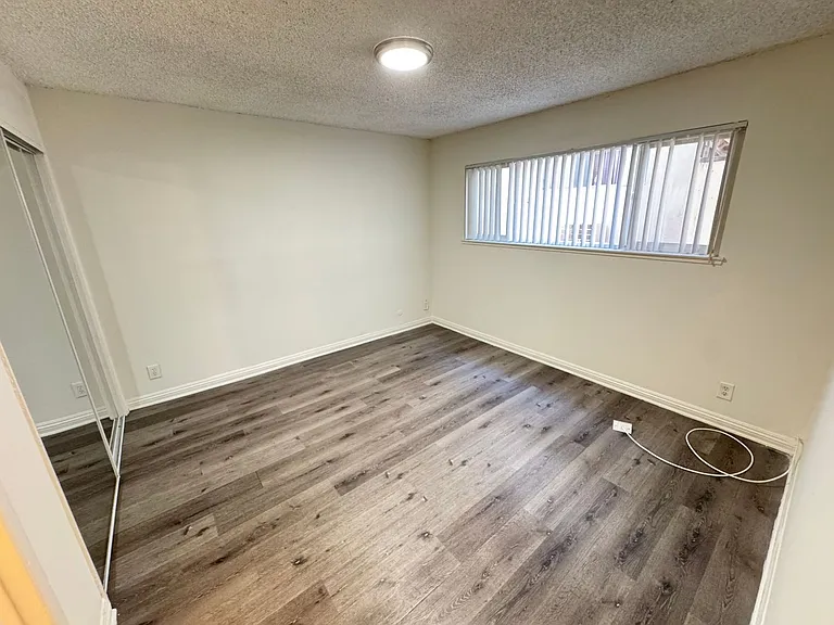 21827 Lanark St — Photo 35