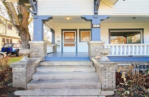 3rd image of 608 S Oakdale Ave