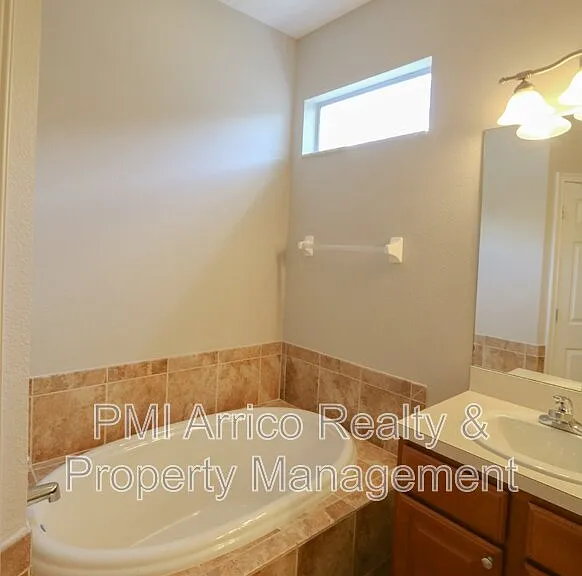 622 Breezeway Ct — Photo 10
