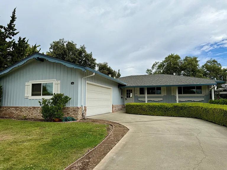 975 Inverness Way — Photo 1