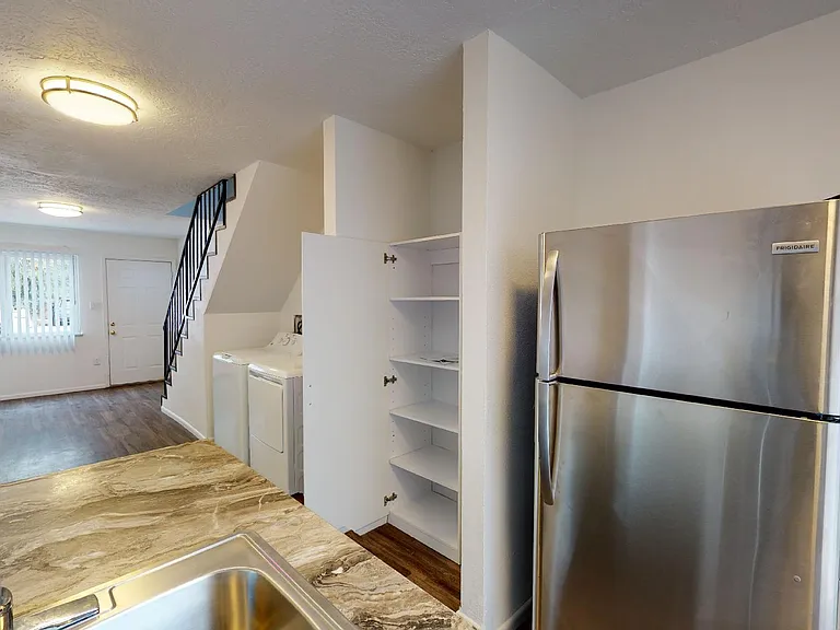 Updated 2 Bedroom Town Home Apt. in the Sawmill District — Photo 36