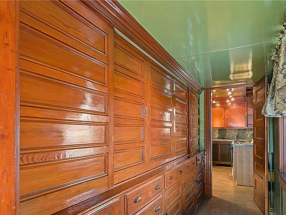 12th image of 616 E Main St