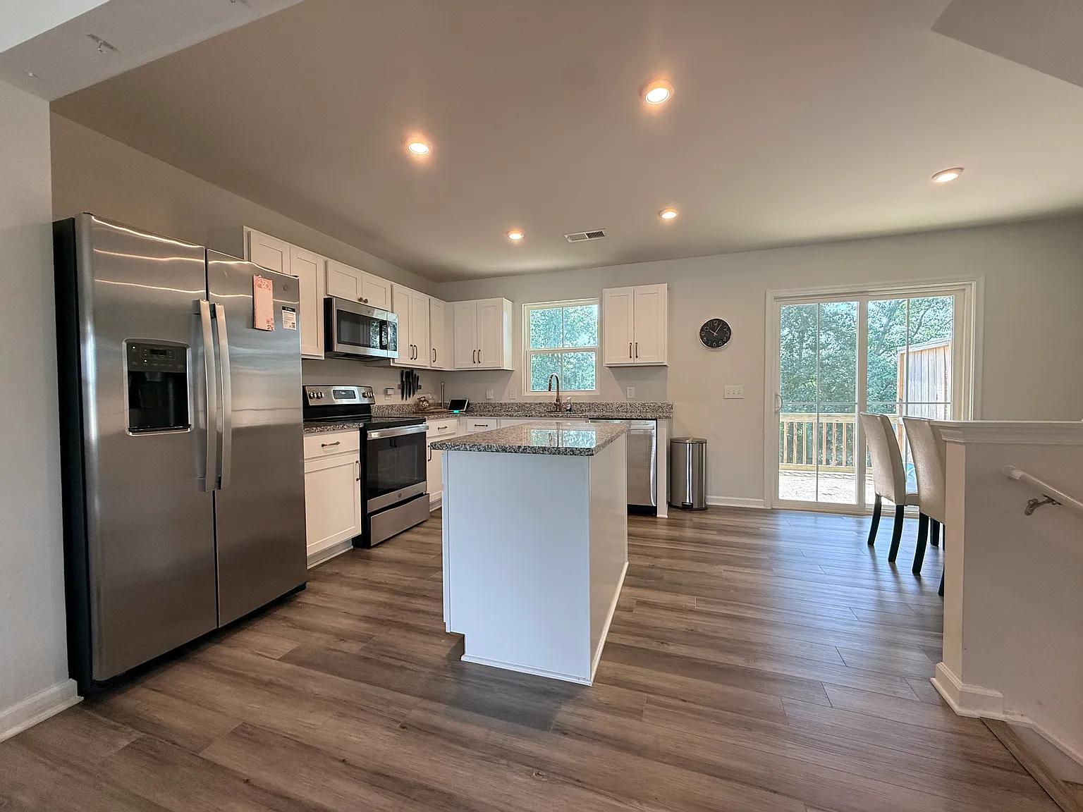 3 bed, 2.5 bath, 1605 sqft, $2,200 — Photo 4