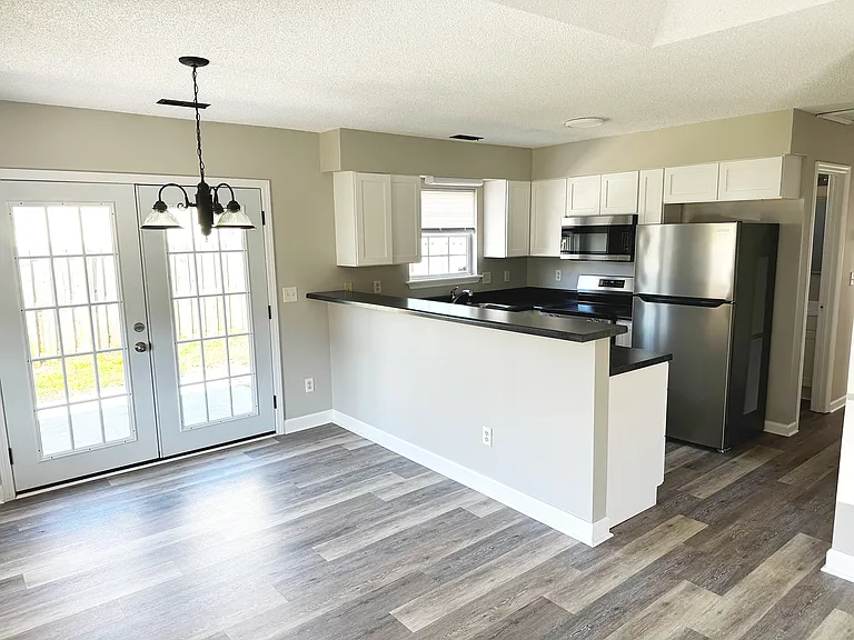 809 Tisbury Ln — Photo 3
