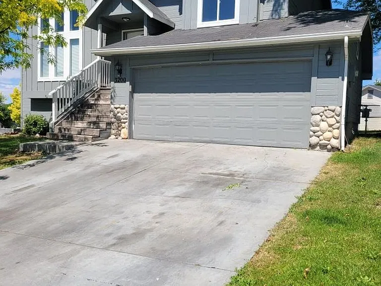 3200 Robinhood Loop — Photo 2