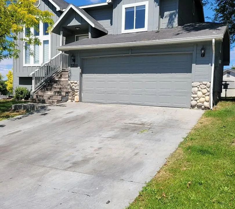 3200 Robinhood Loop