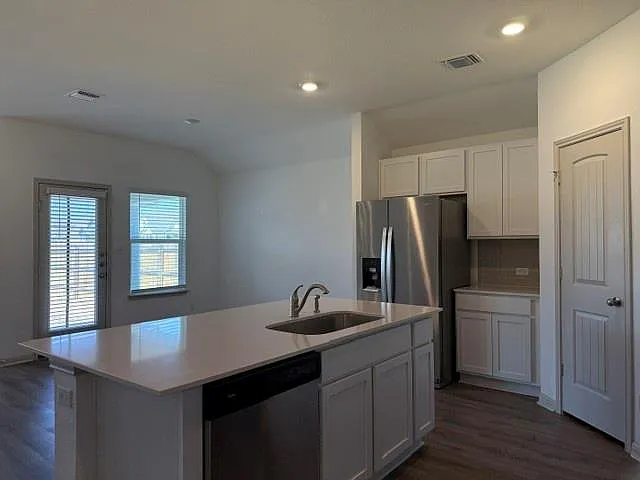 4 bed, 2.0 bath, 1712 sqft, $1,925 — Photo 4