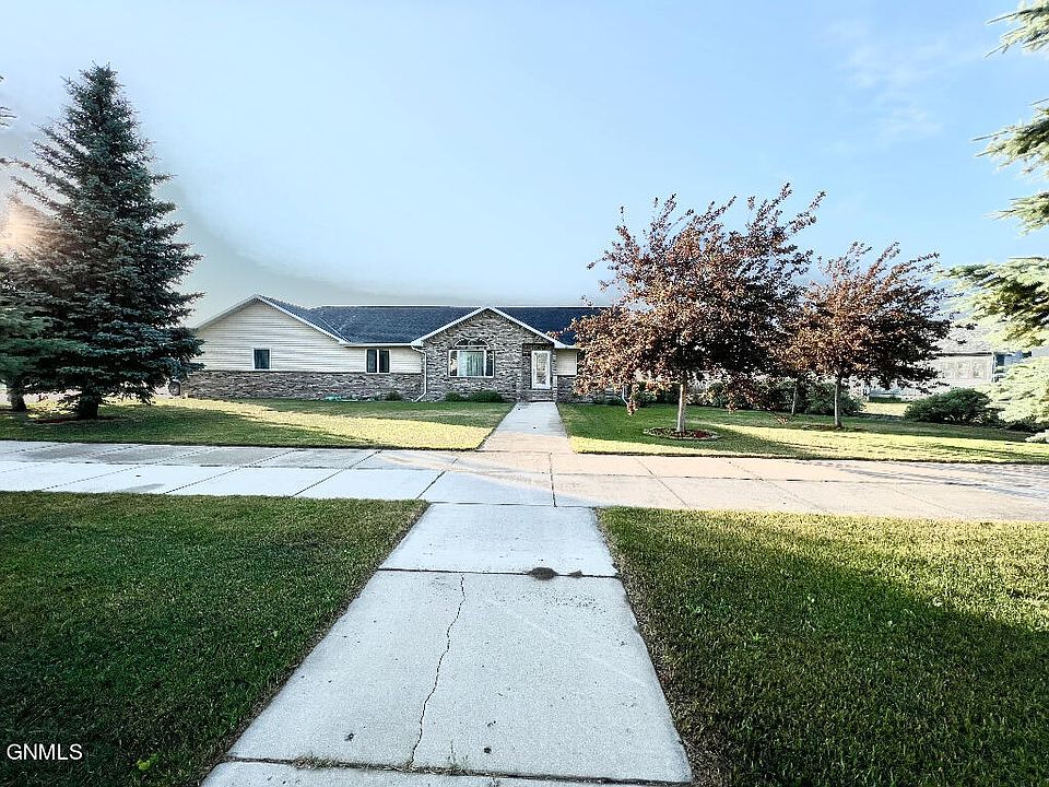 2112 Pheasant Run Pkwy, Williston, ND 58801 MLS 4008569 Zillow