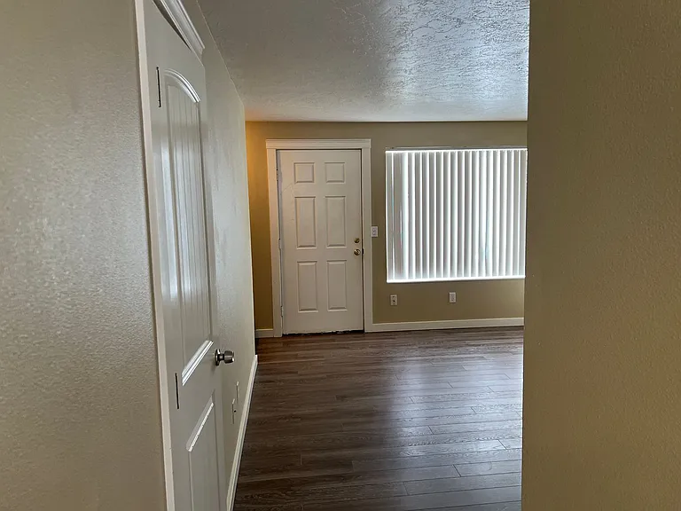 410 SW Fall St — Photo 16