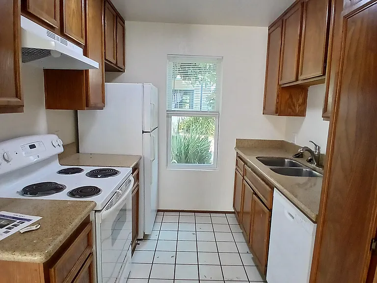 1947 Emerald St — Photo 6