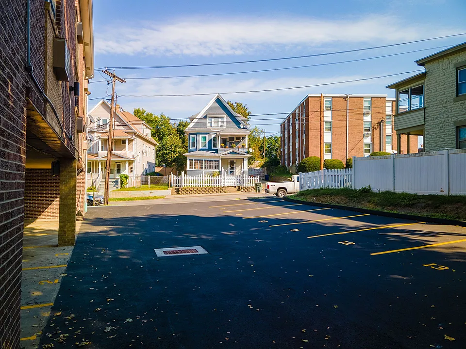 21 Davis Ave