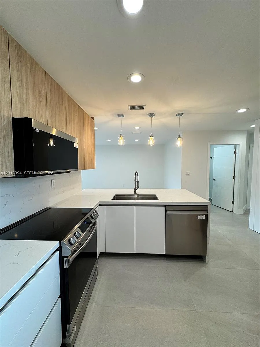 Building Photo - 4708 NW 114th Ave #204-3