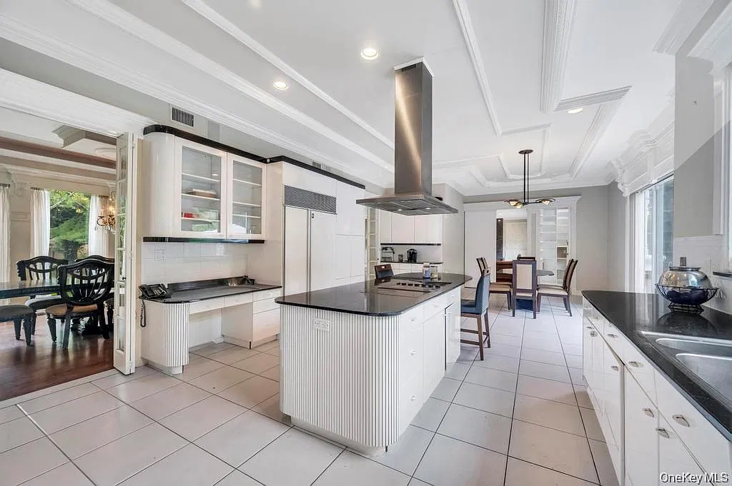 6 bed, 6.0 bath, 5916 sqft, $15,500 — Photo 4
