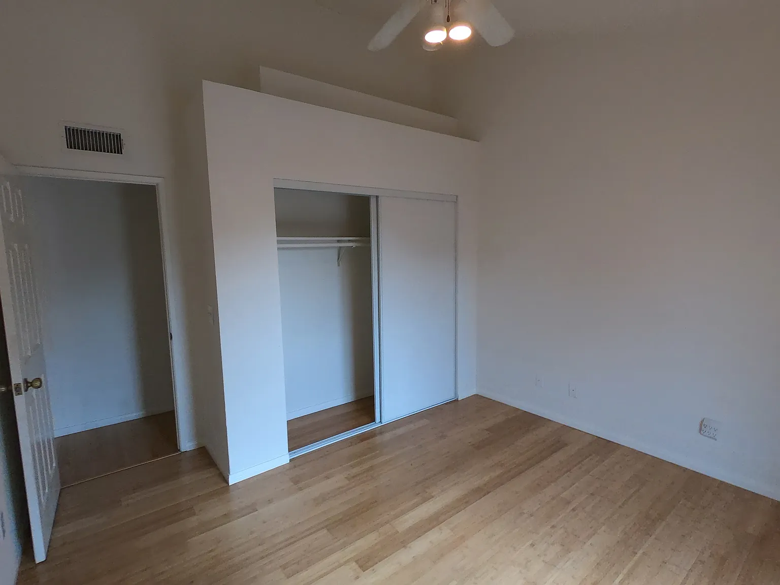 3 bed, 1100 sqft, $5,100 — Photo 4