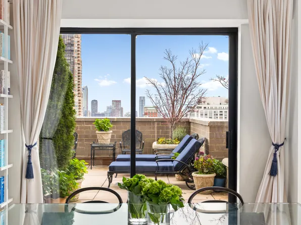 400 East 70th Street image 7 of 21