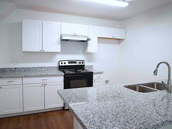 4th image of 502 Live Oak St