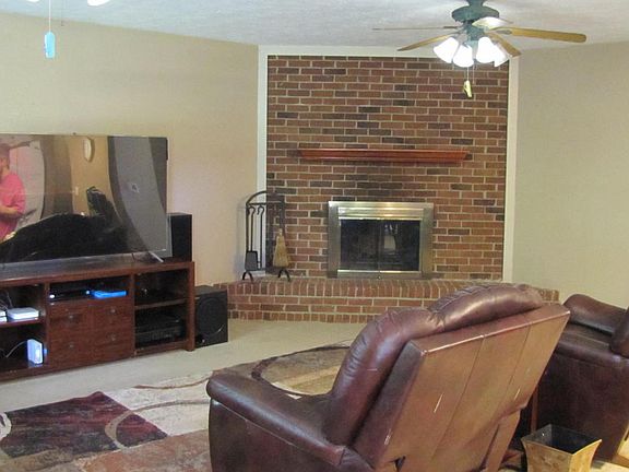 3rd image of 8620 Peppertree Ln