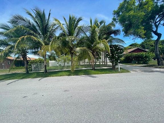 3rd image of 310 Elaine Cir E
