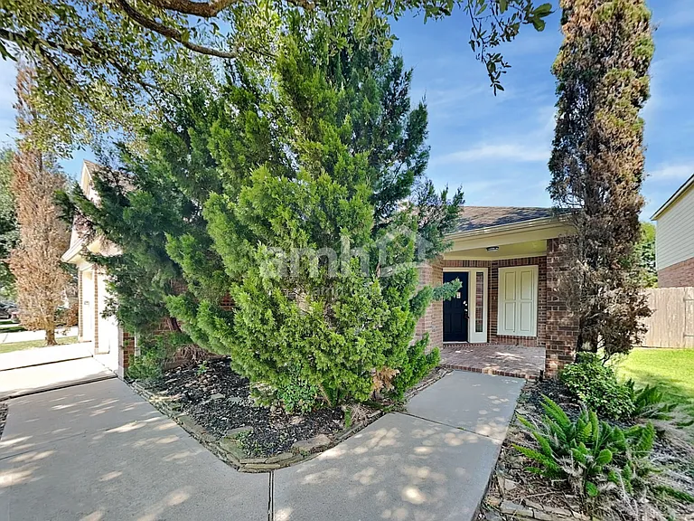 2113 Breezeway Ln — Photo 1