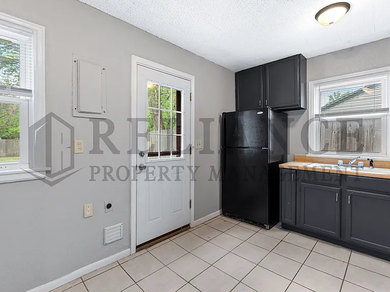 2106 S Madison Ave — Photo 8