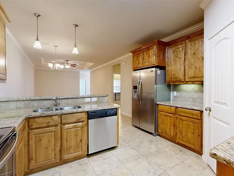 3805 Silverthorne Ln — Photo 6