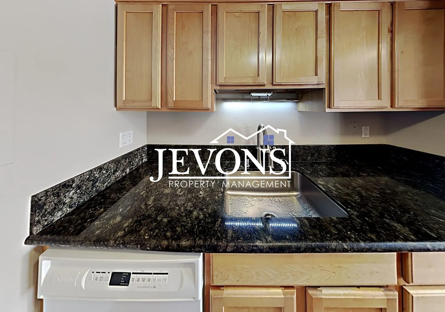 Charming top-floor condo with fully equipped kitchen - Water, sewer, and garbage included! — Photo 4