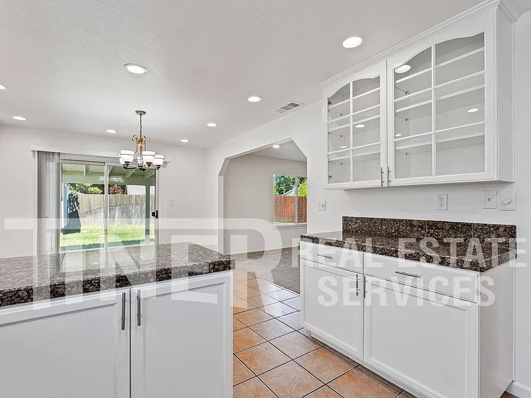 2815 Erin Dr — Photo 3