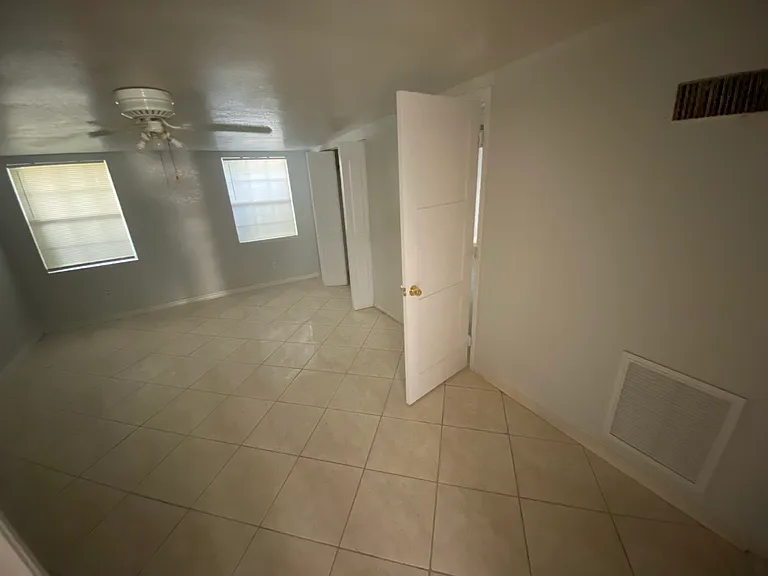 2512 N Dixie Fwy — Photo 20