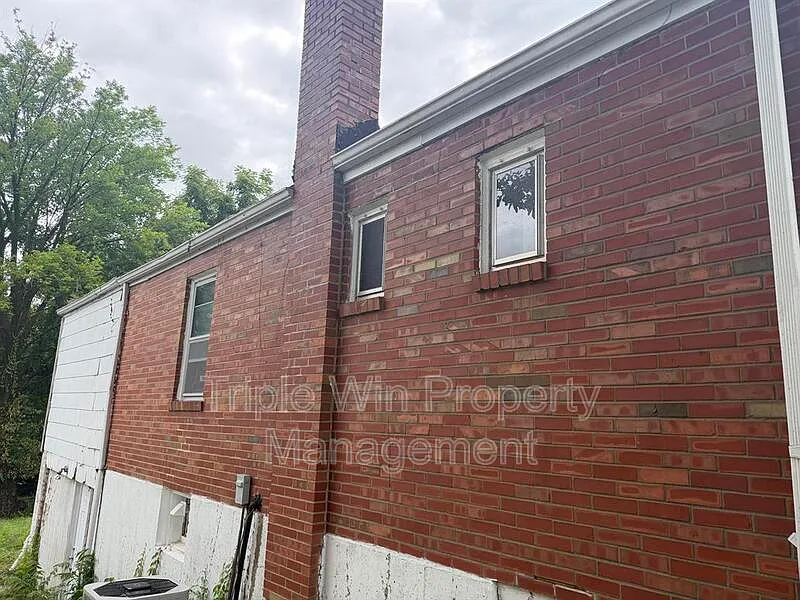 3 bed, 1.0 bath, $1,400 — Photo 3