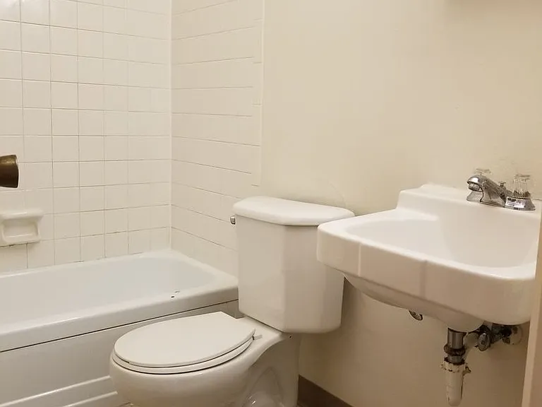 MAY RENT FREE - Sign on this Studio today! — Photo 23