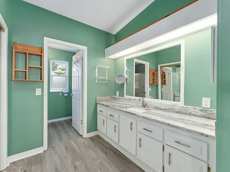 1401 W Schwartz Blvd — Photo 14