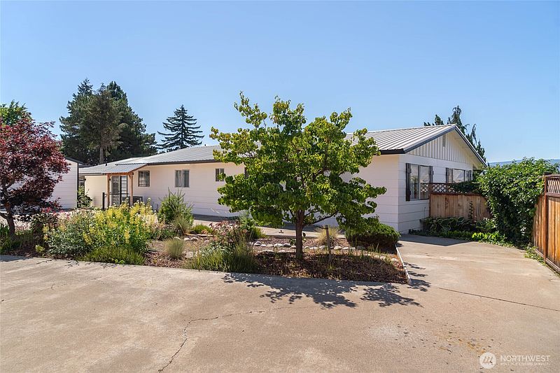 2nd image of 330 Sunnyslope Heights