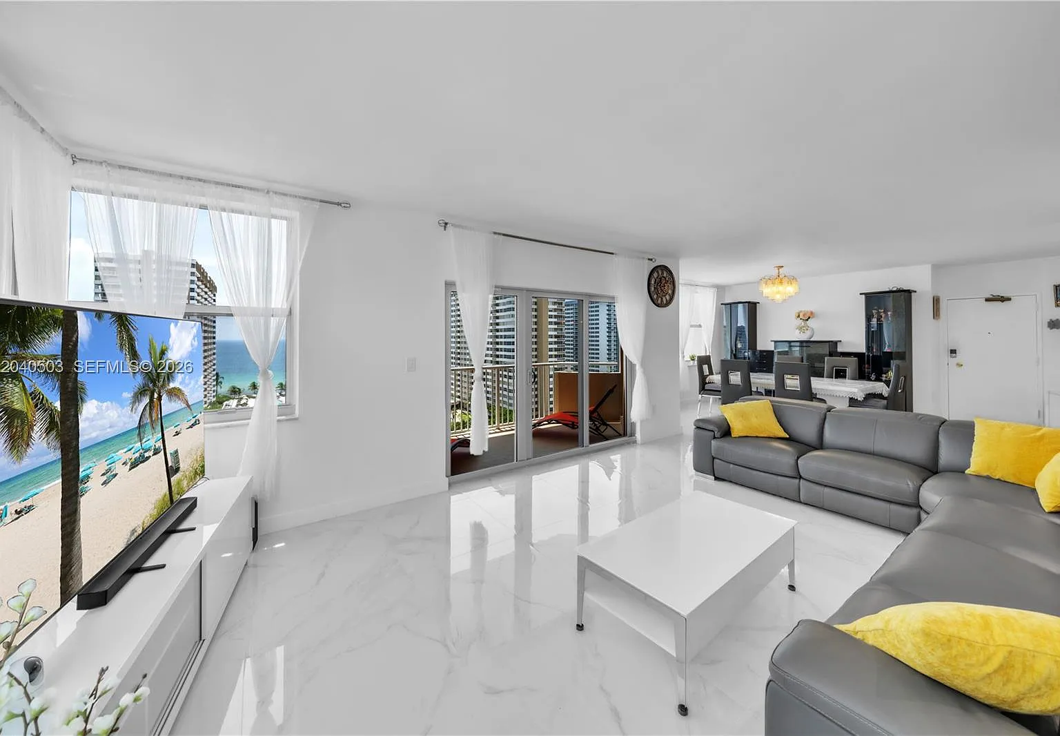 Hemispheres Condo — Photo 4