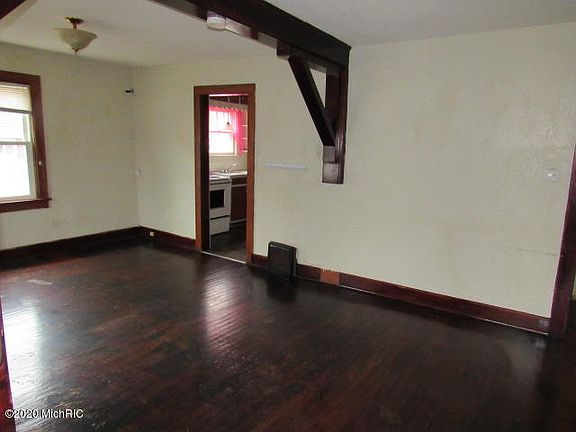 4th image of 143 Meachem Ave