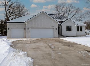 25950 Campau Ln, Harrison Township, MI