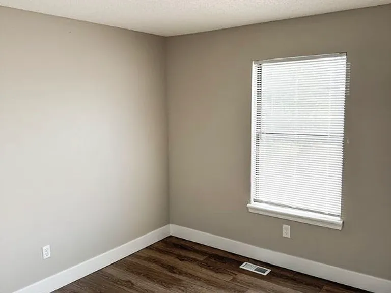 425 Castle Dr — Photo 6