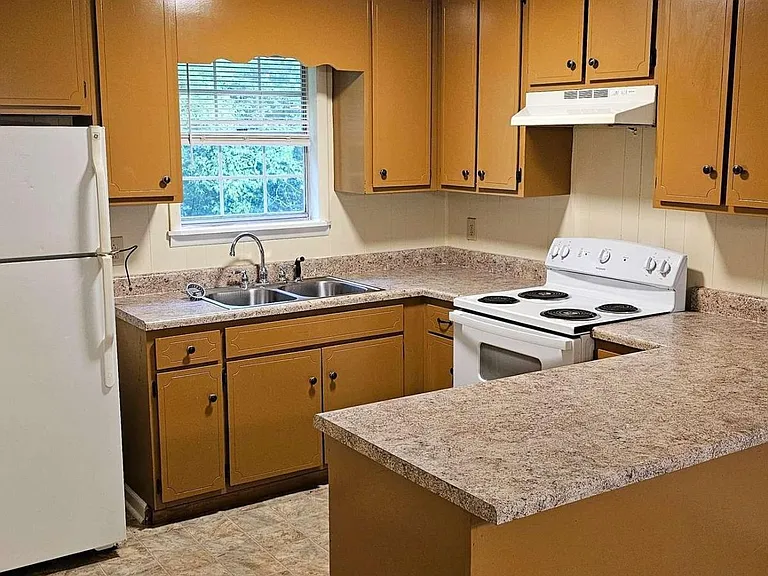 412 Vienna Cir — Photo 3