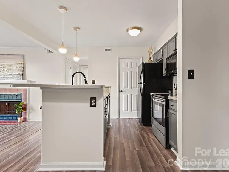 212 W 10th St #4 — Photo 7