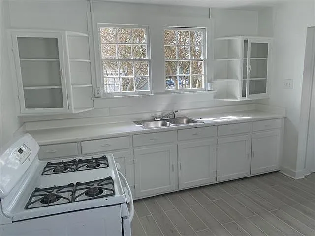 2 bed, 1.0 bath, 900 sqft, $1,300 — Photo 2